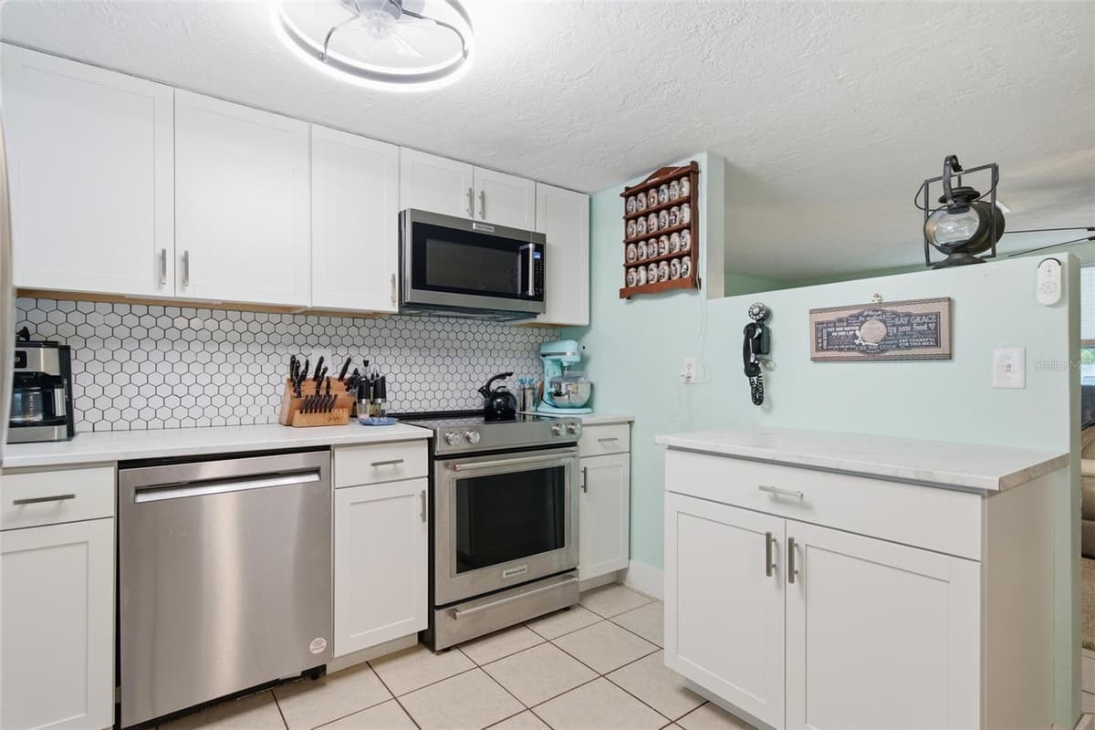 60 LINCOLN AVENUE — photo 7 of 28