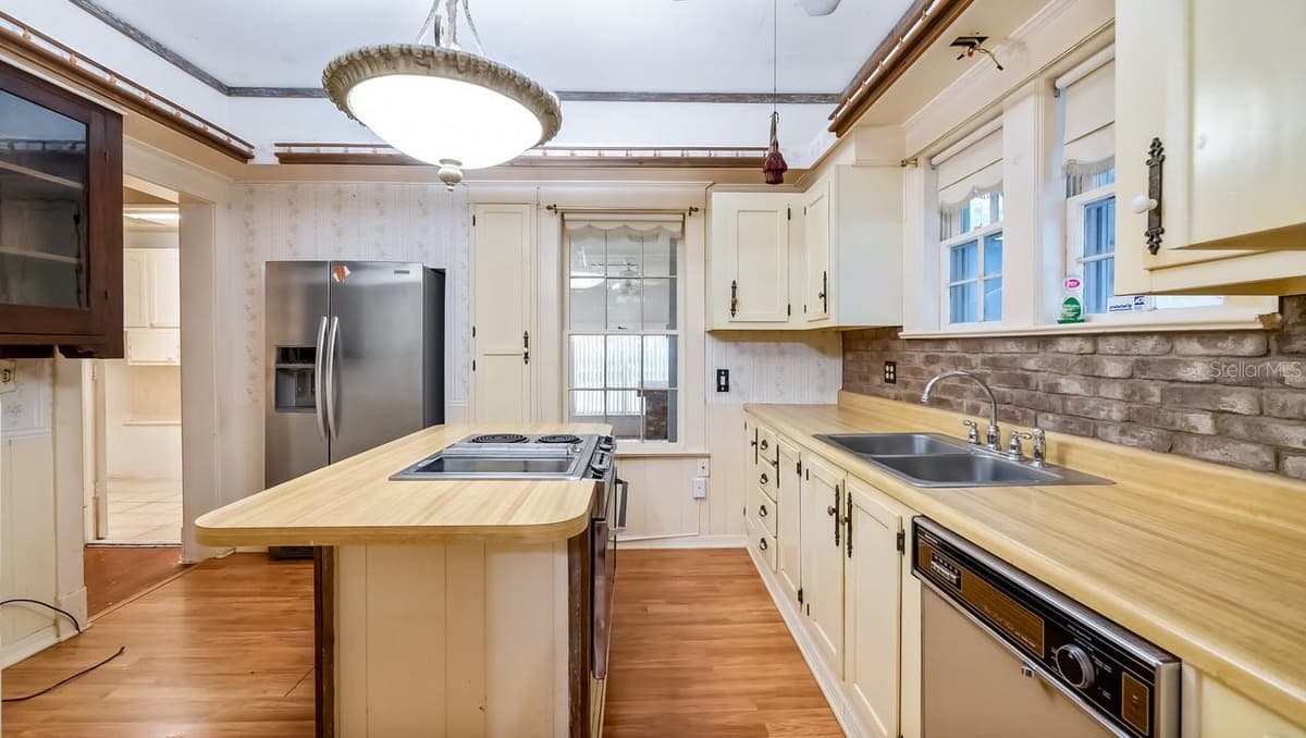 127 LAUREL AVENUE — photo 9 of 54