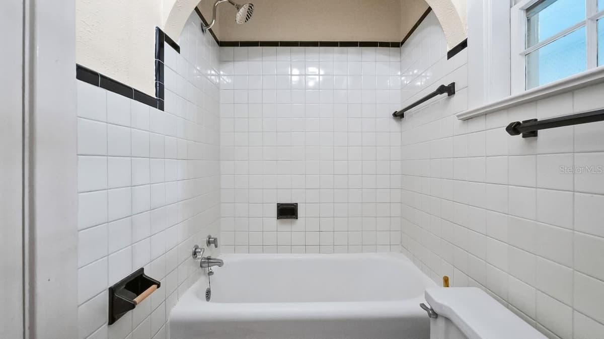127 LAUREL AVENUE — photo 17 of 54