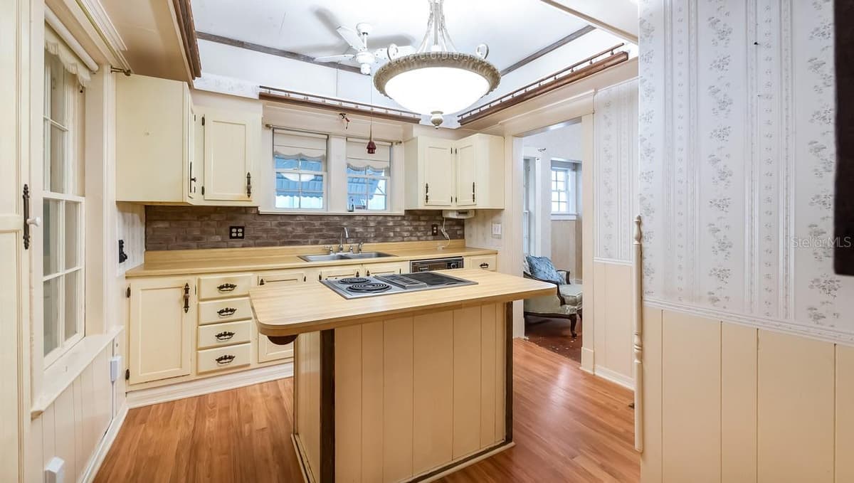 127 LAUREL AVENUE — photo 10 of 54