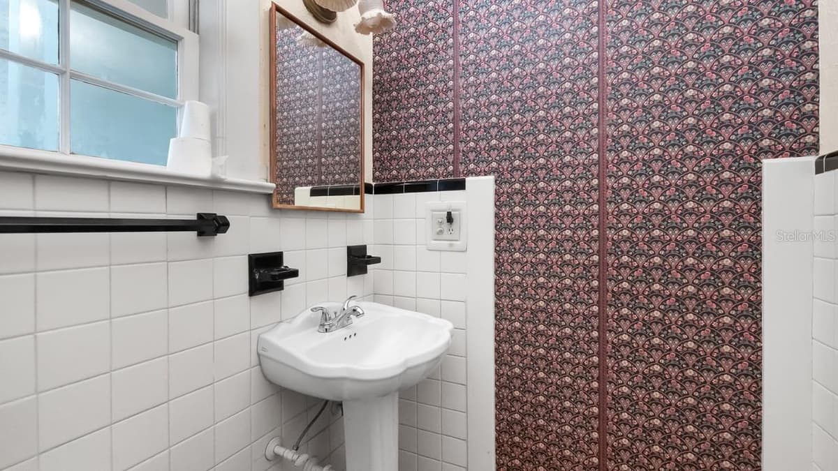 127 LAUREL AVENUE — photo 18 of 54