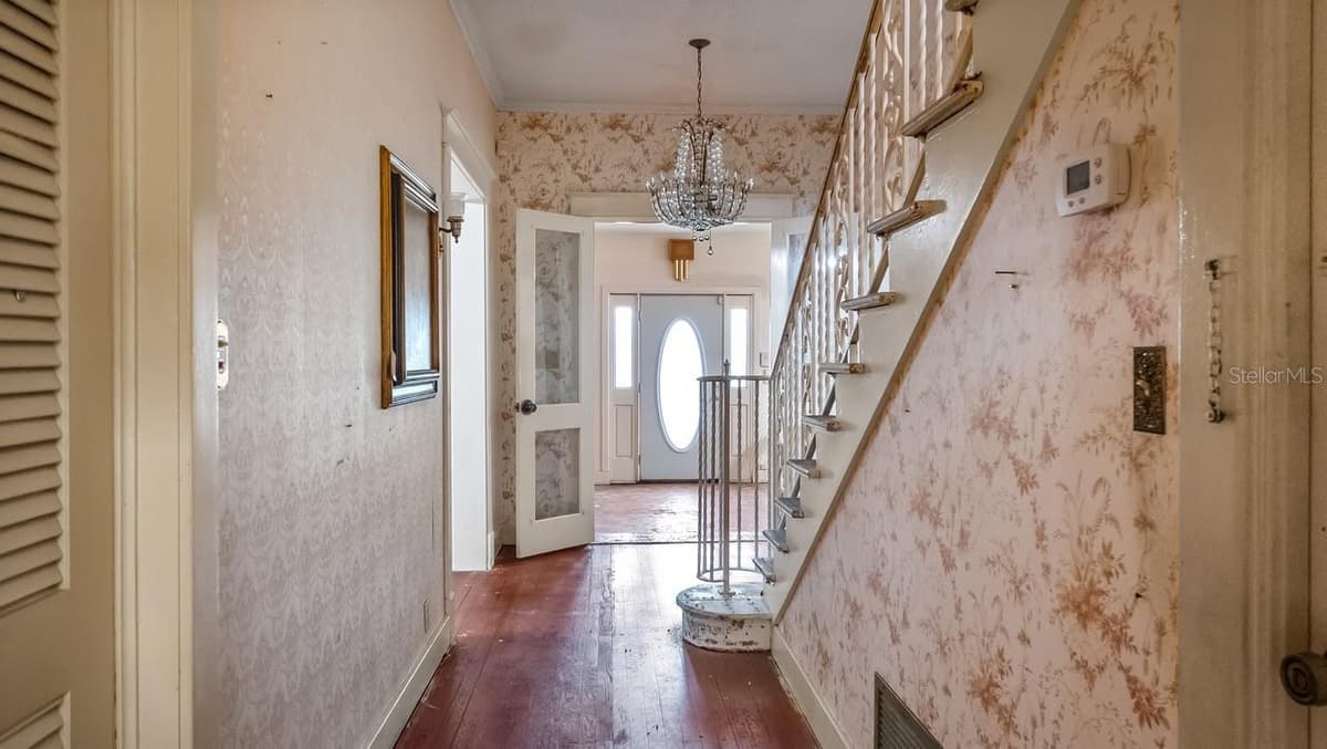 127 LAUREL AVENUE — photo 7 of 54