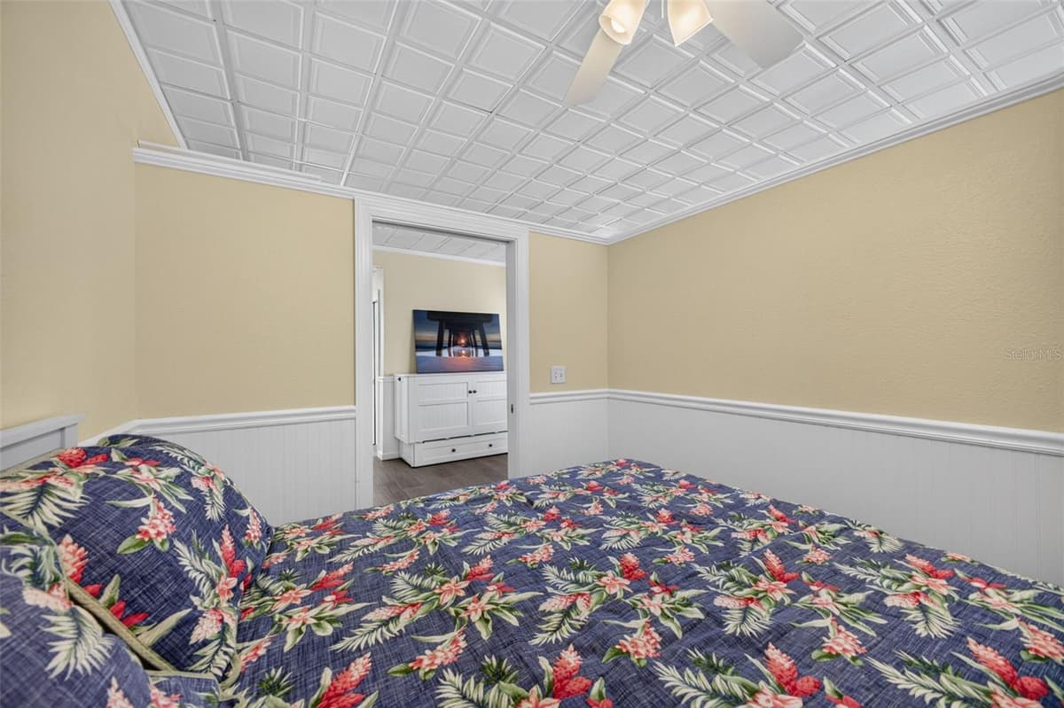 18399 GULF BOULEVARD — photo 11 of 22