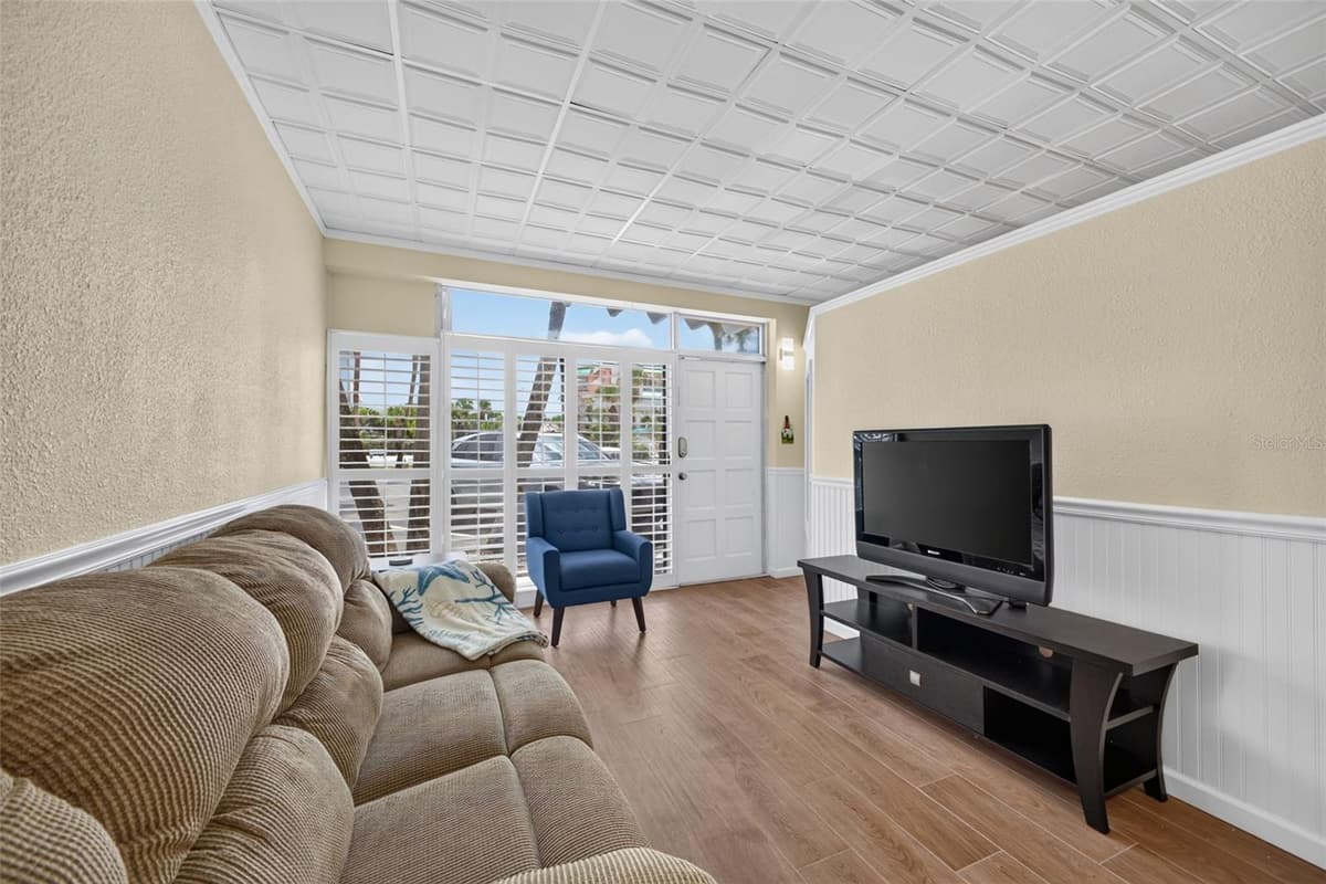 18399 GULF BOULEVARD — photo 4 of 22