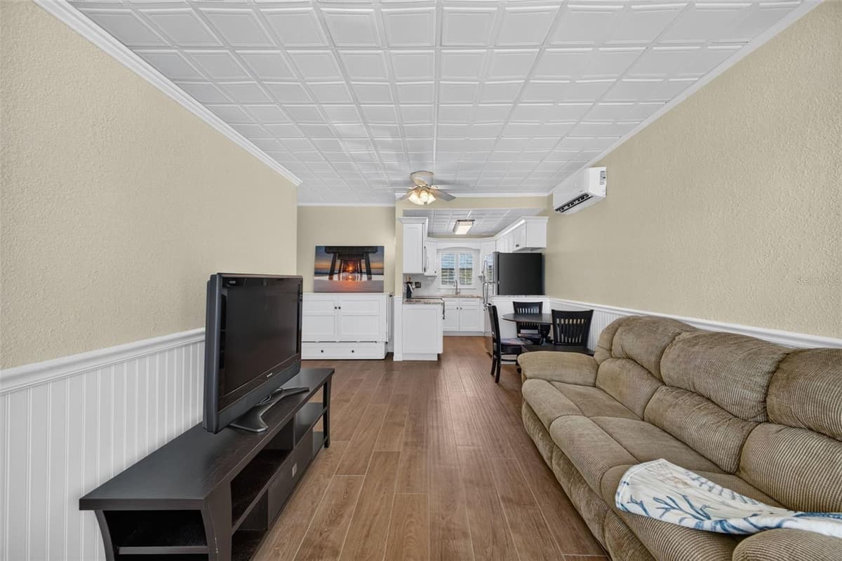 18399 GULF BOULEVARD — photo 7 of 22