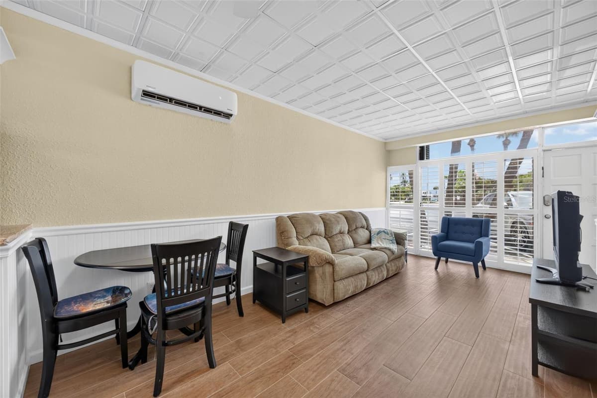 18399 GULF BOULEVARD — photo 5 of 22