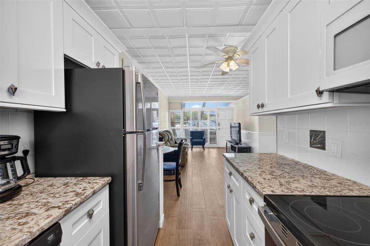 18399 GULF BOULEVARD — photo 9 of 22