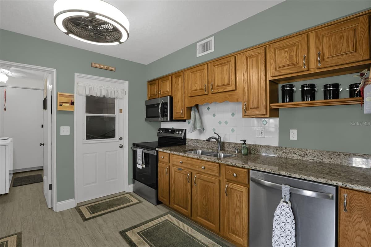 207 TEMPLE AVENUE — photo 15 of 34