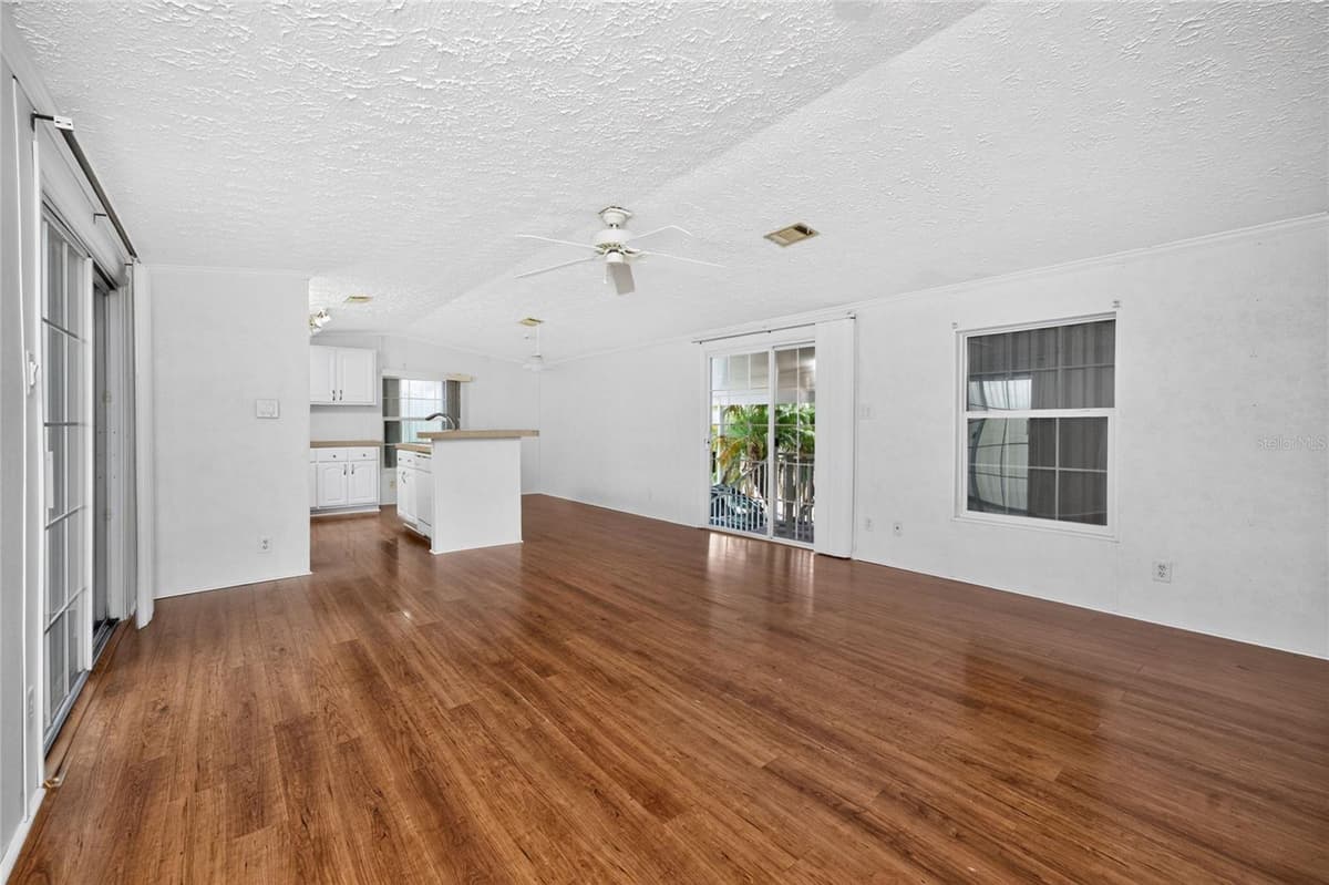 10 HOLLAND DRIVE — photo 3 of 61