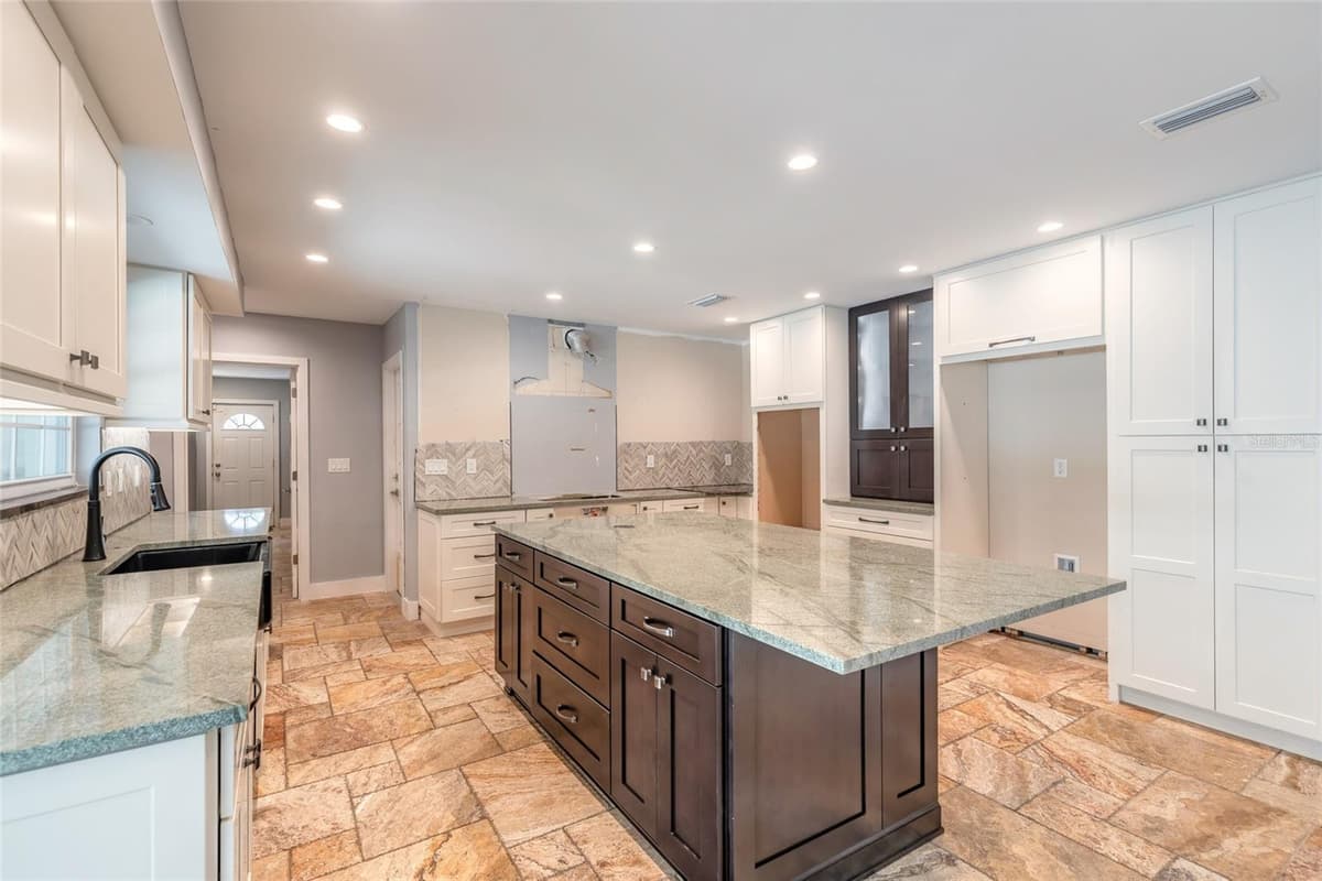 2015 HALIFAX DRIVE — photo 13 of 51