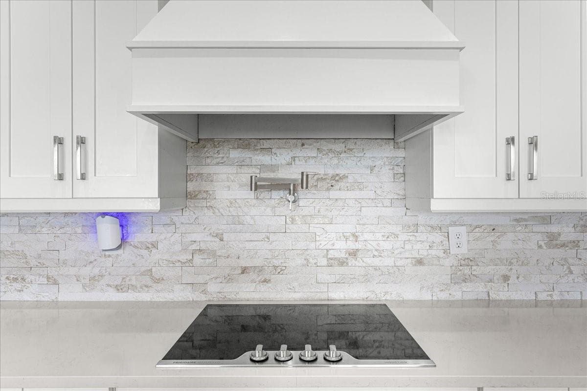 6812 DRIFTWOOD DRIVE — photo 9 of 57