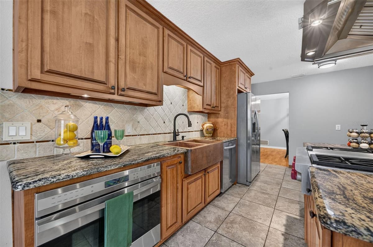 551 RYLANE STREET — photo 17 of 47