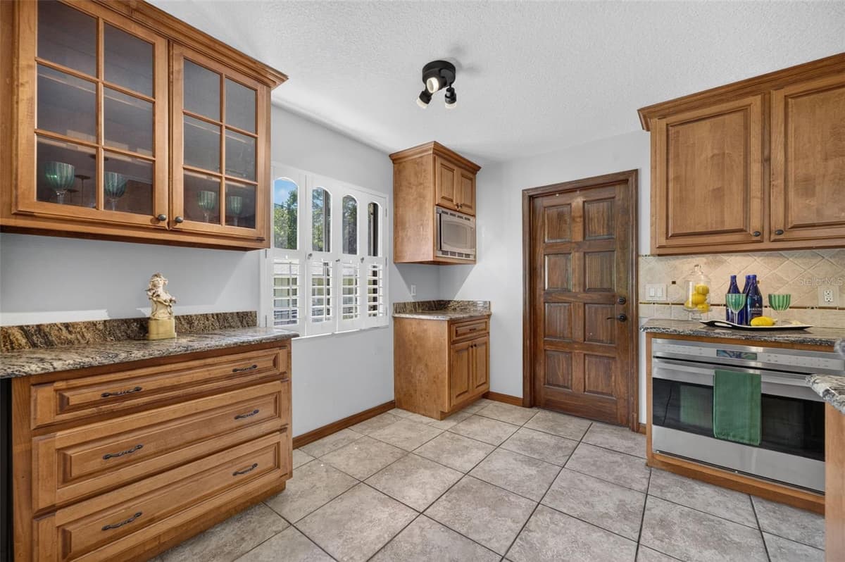 551 RYLANE STREET — photo 16 of 47