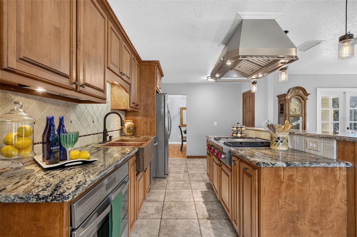 551 RYLANE STREET — photo 13 of 47