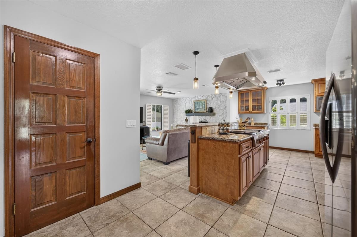 551 RYLANE STREET — photo 12 of 47