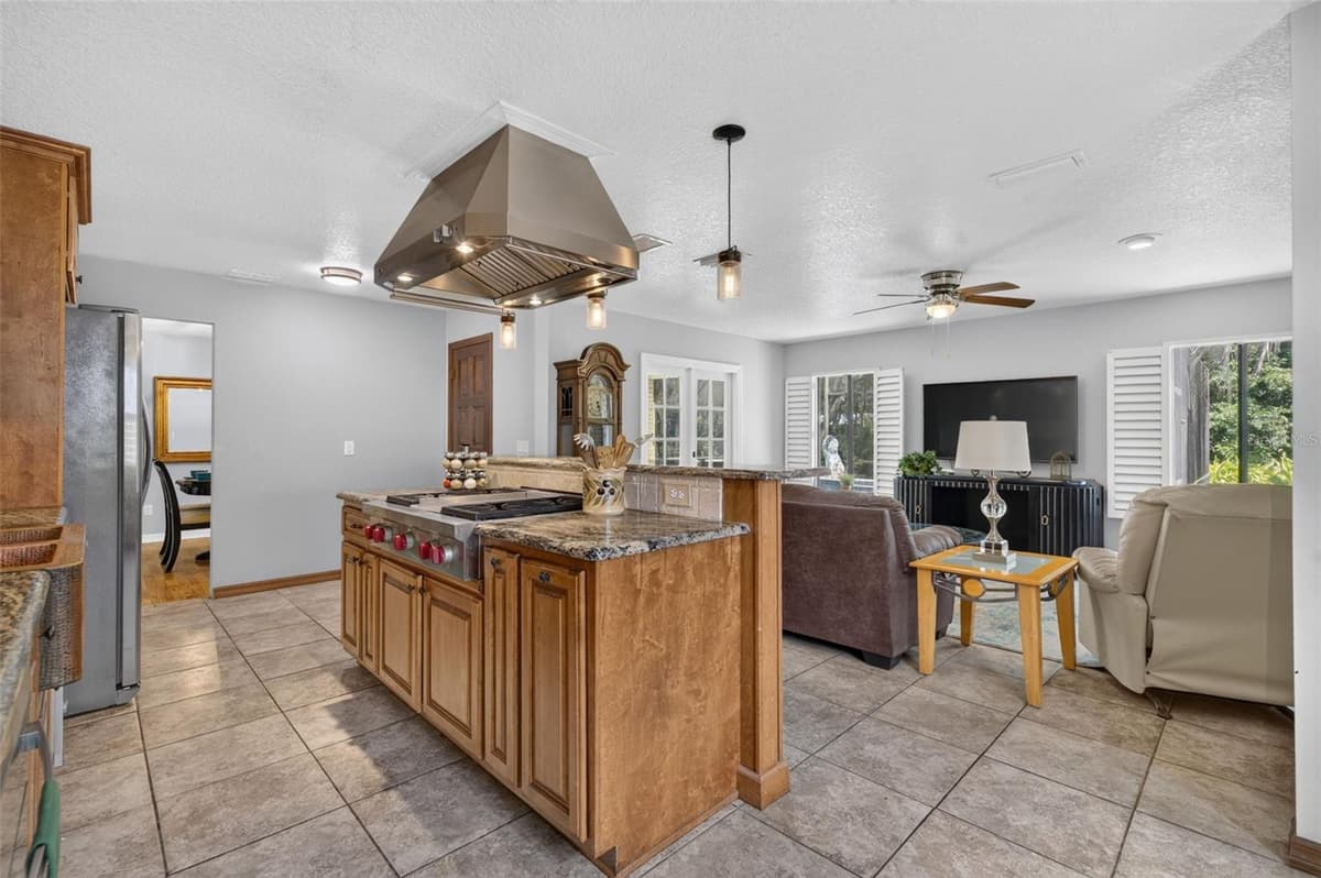 551 RYLANE STREET — photo 14 of 47