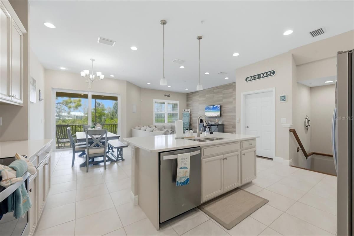 10425 PILOTHOUSE COURT — photo 13 of 57