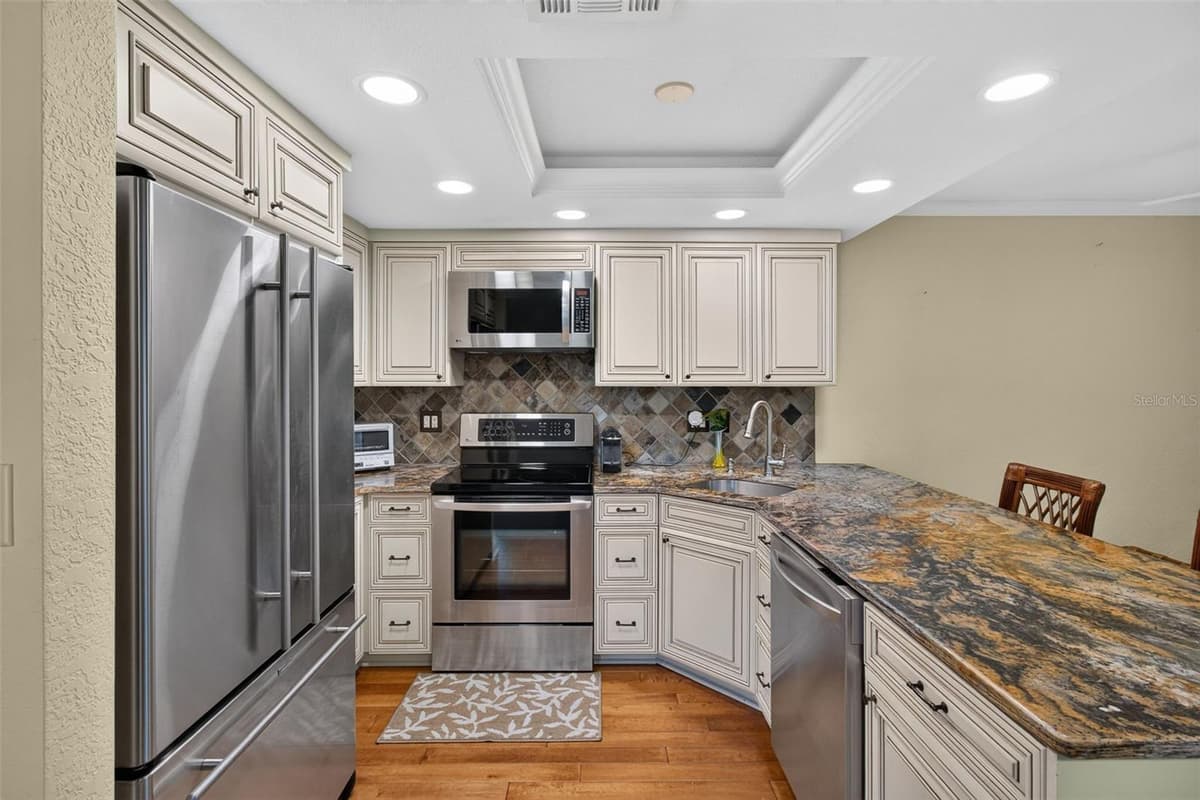 1001 BAYSHORE BOULEVARD — photo 13 of 44