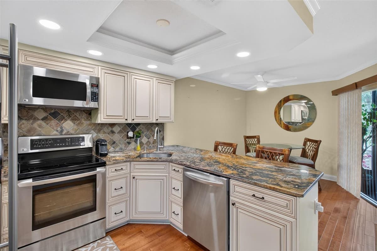 1001 BAYSHORE BOULEVARD — photo 15 of 44