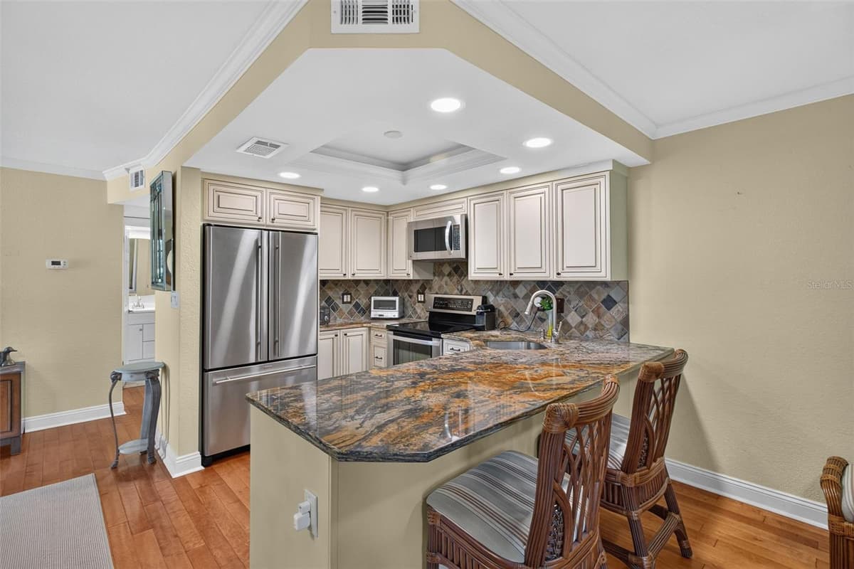 1001 BAYSHORE BOULEVARD — photo 12 of 44