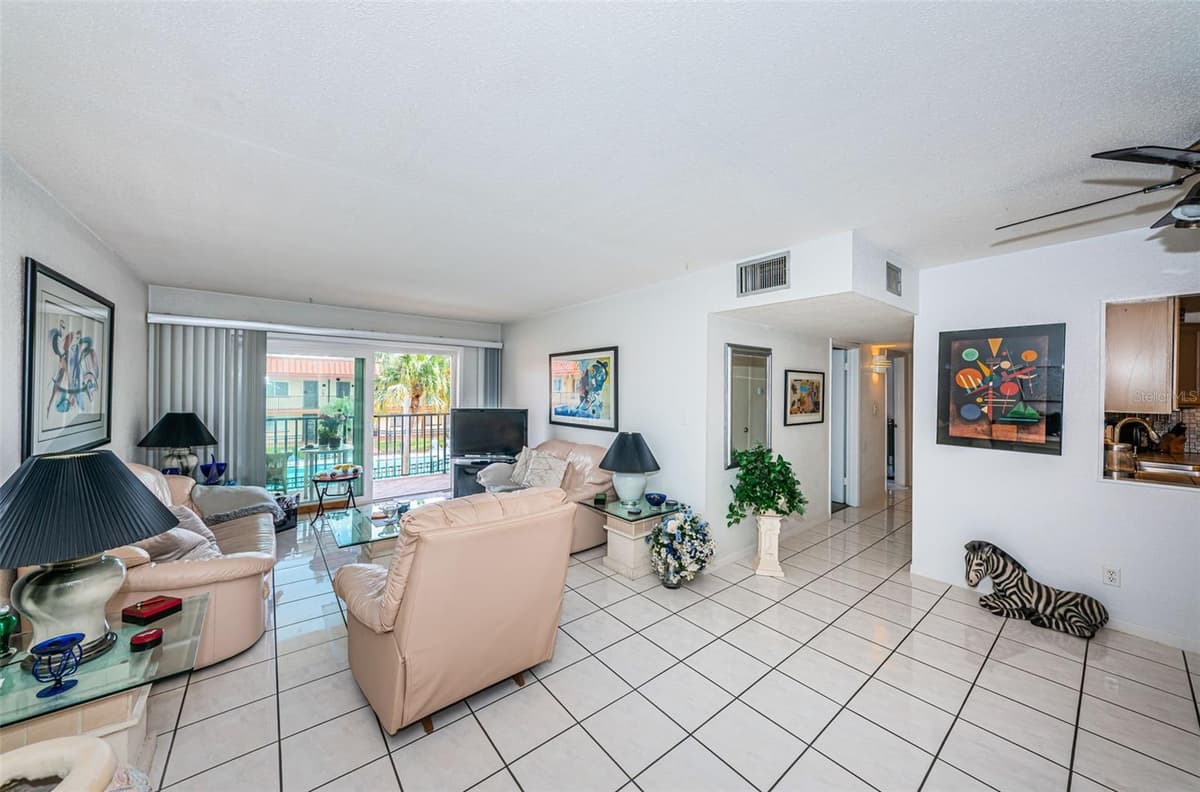 10365 PARADISE BOULEVARD — photo 11 of 46