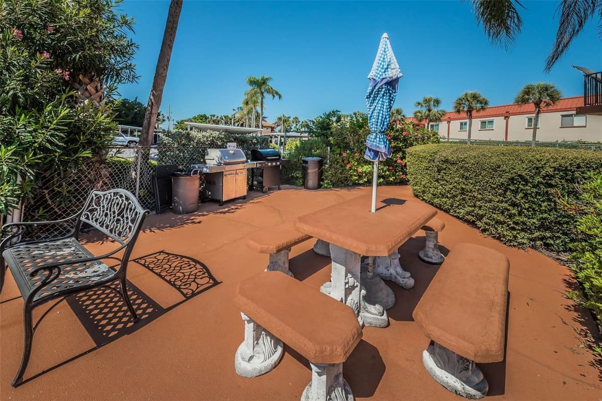 10365 PARADISE BOULEVARD — photo 38 of 46