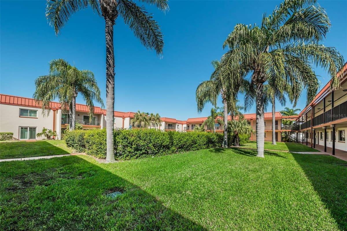 10365 PARADISE BOULEVARD — photo 33 of 46