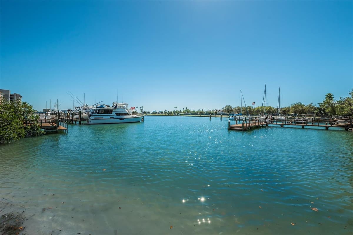 10365 PARADISE BOULEVARD — photo 4 of 46