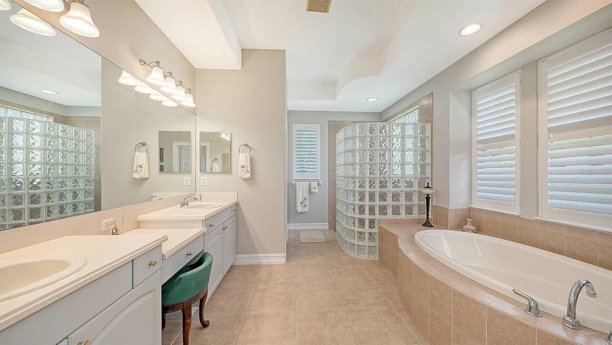 225 PESARO DRIVE — photo 21 of 60