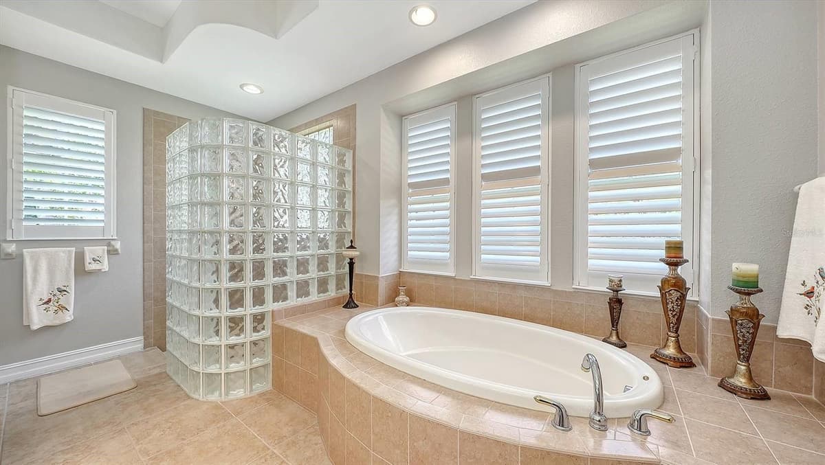225 PESARO DRIVE — photo 22 of 60