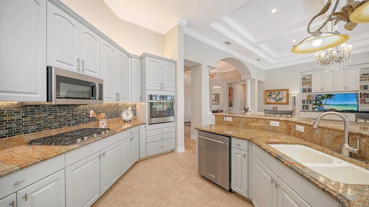 225 PESARO DRIVE — photo 13 of 60
