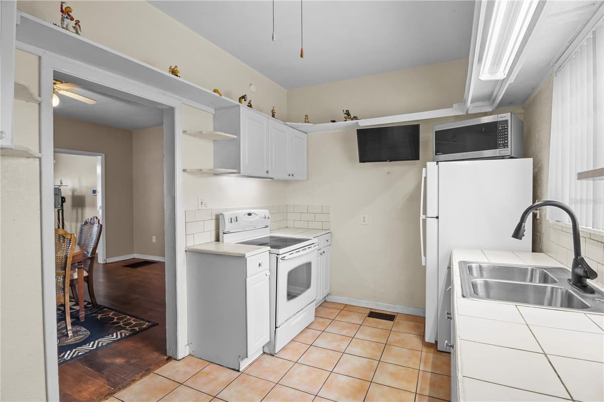 4517 KENILWORTH BOULEVARD — photo 3 of 26