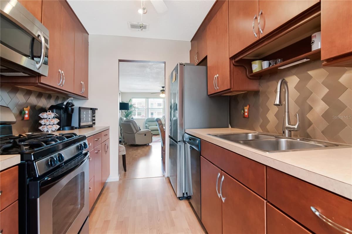 5935 30 AVENUE — photo 19 of 31