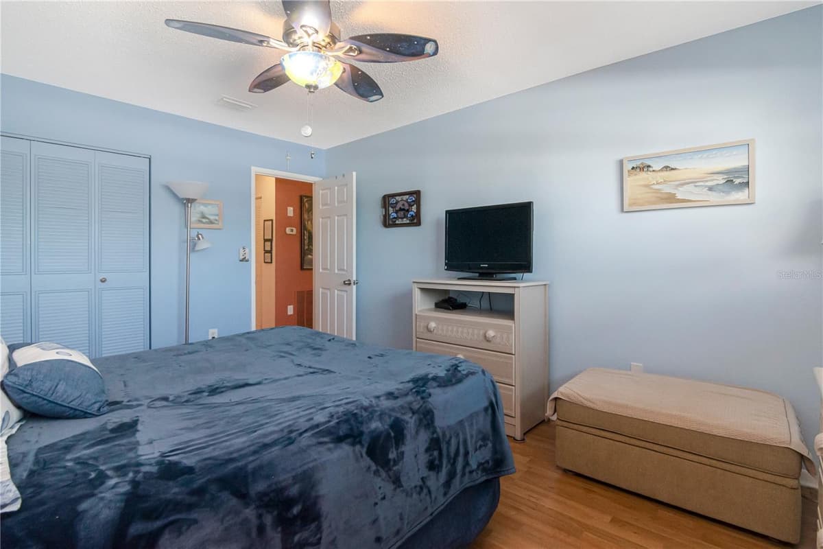 5935 30 AVENUE — photo 7 of 31