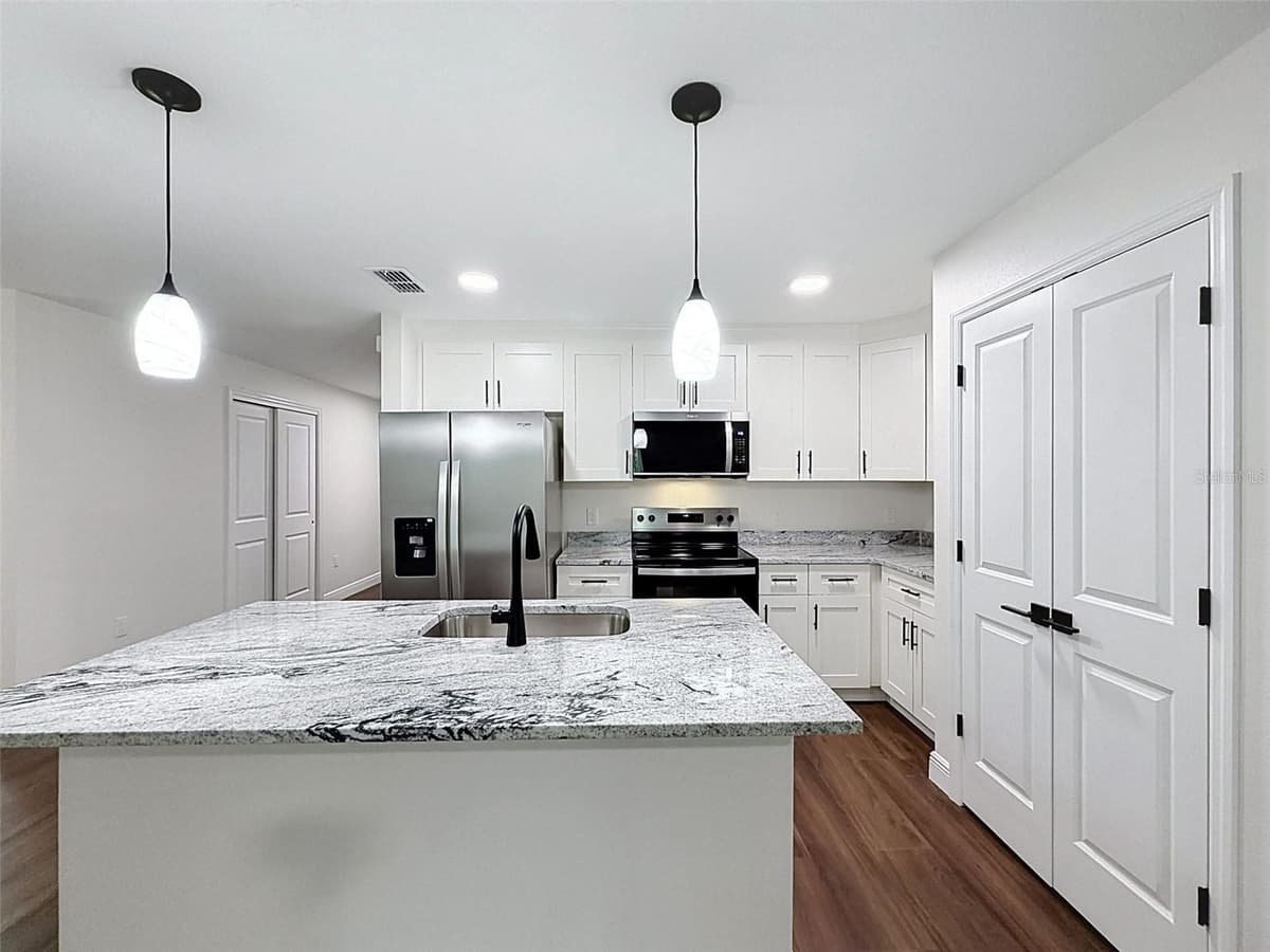 5987 OAK PARK BOULEVARD — photo 8 of 34