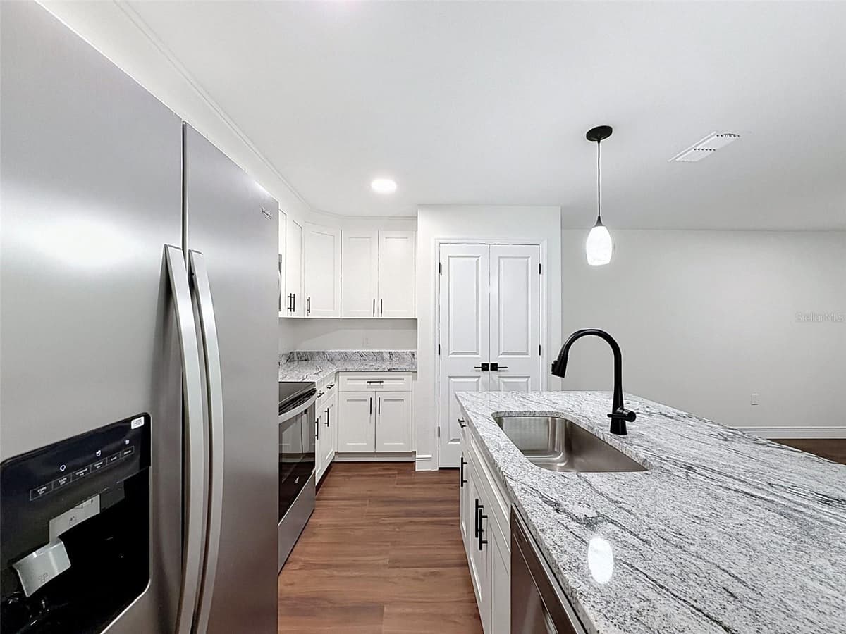 5987 OAK PARK BOULEVARD — photo 7 of 34
