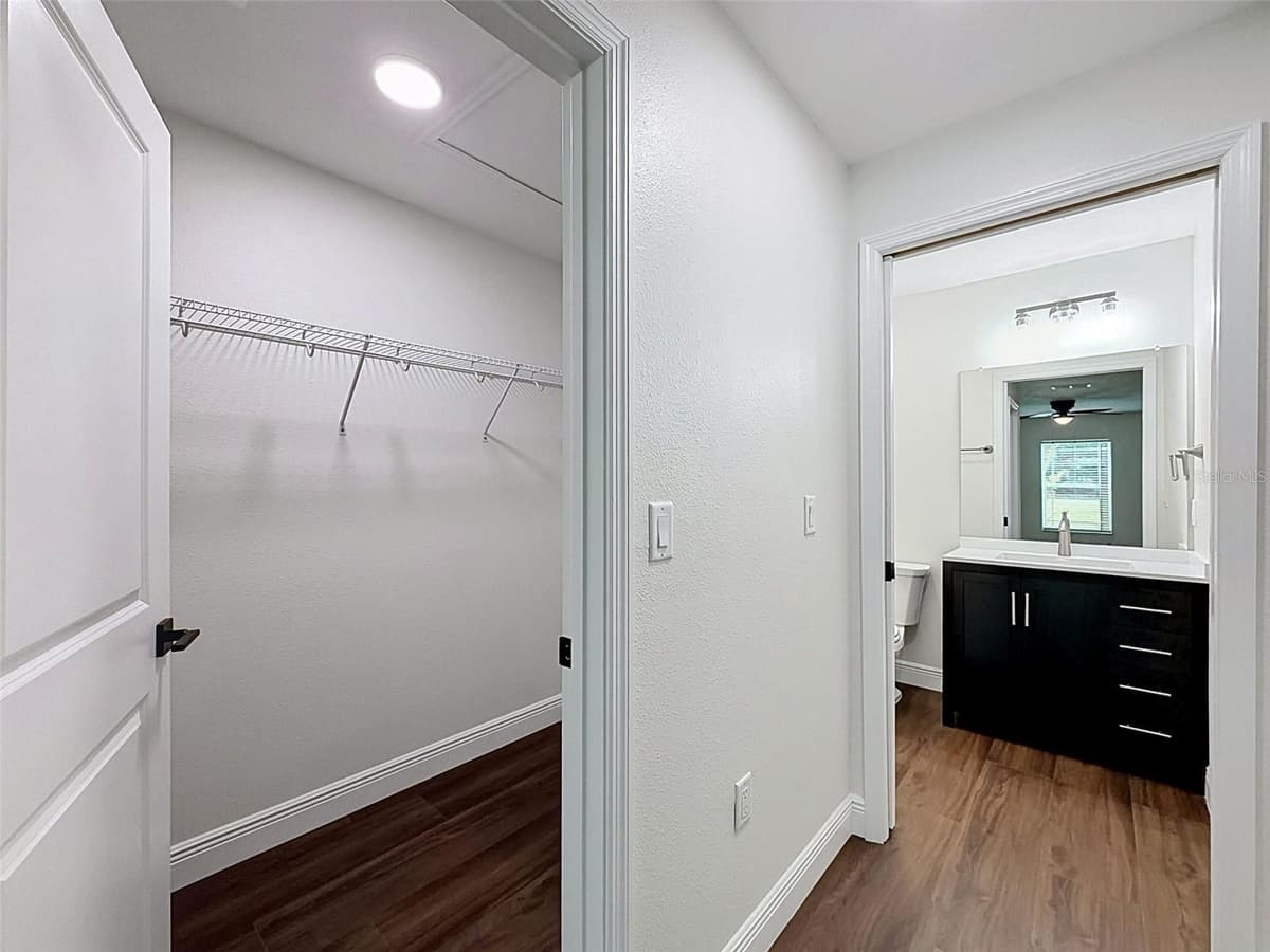 5987 OAK PARK BOULEVARD — photo 17 of 34