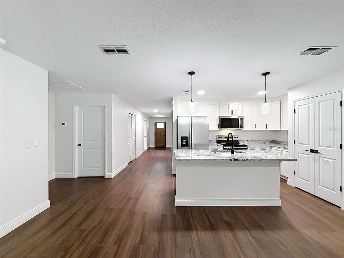 5987 OAK PARK BOULEVARD — photo 6 of 34