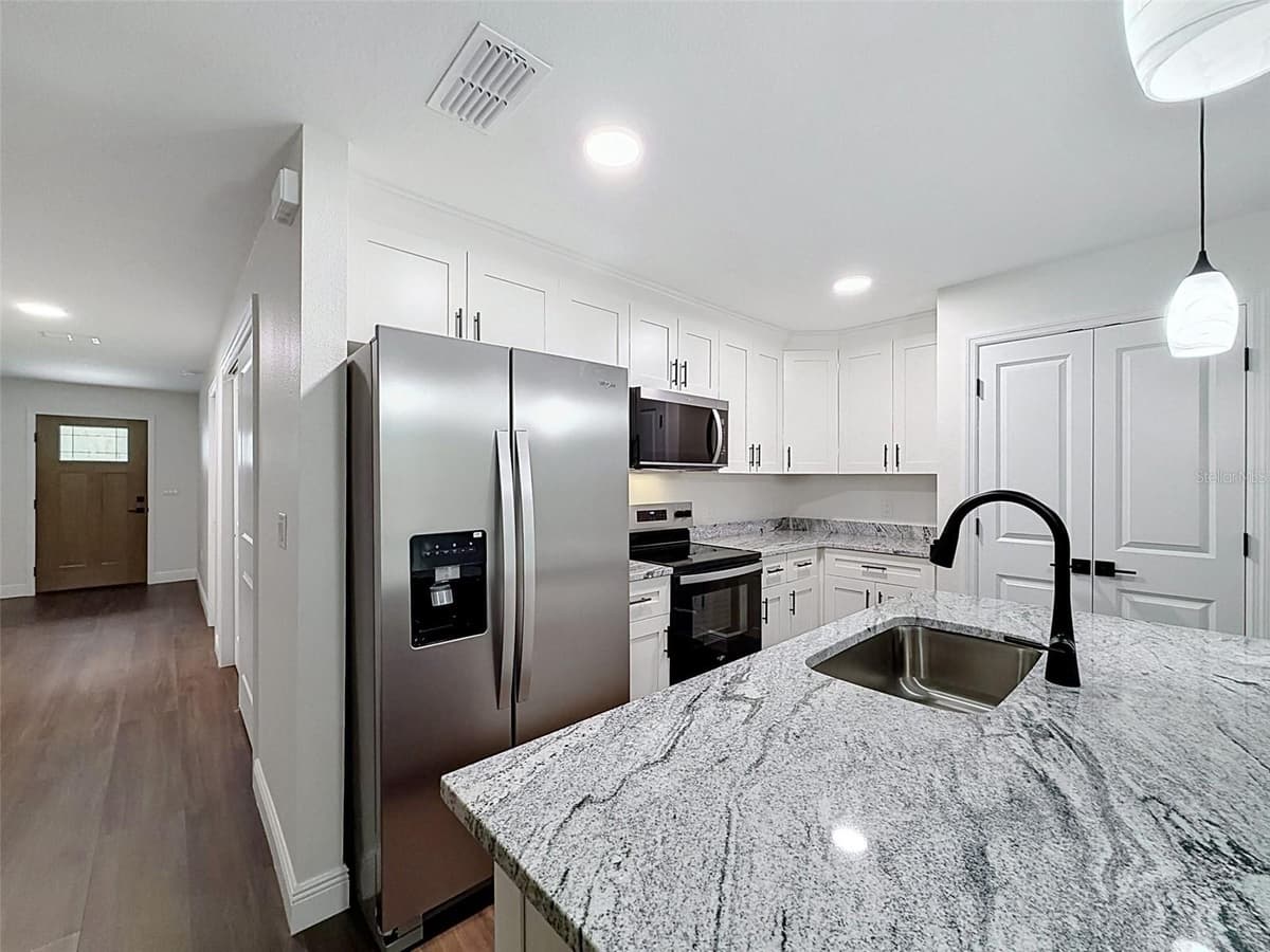 5987 OAK PARK BOULEVARD — photo 9 of 34