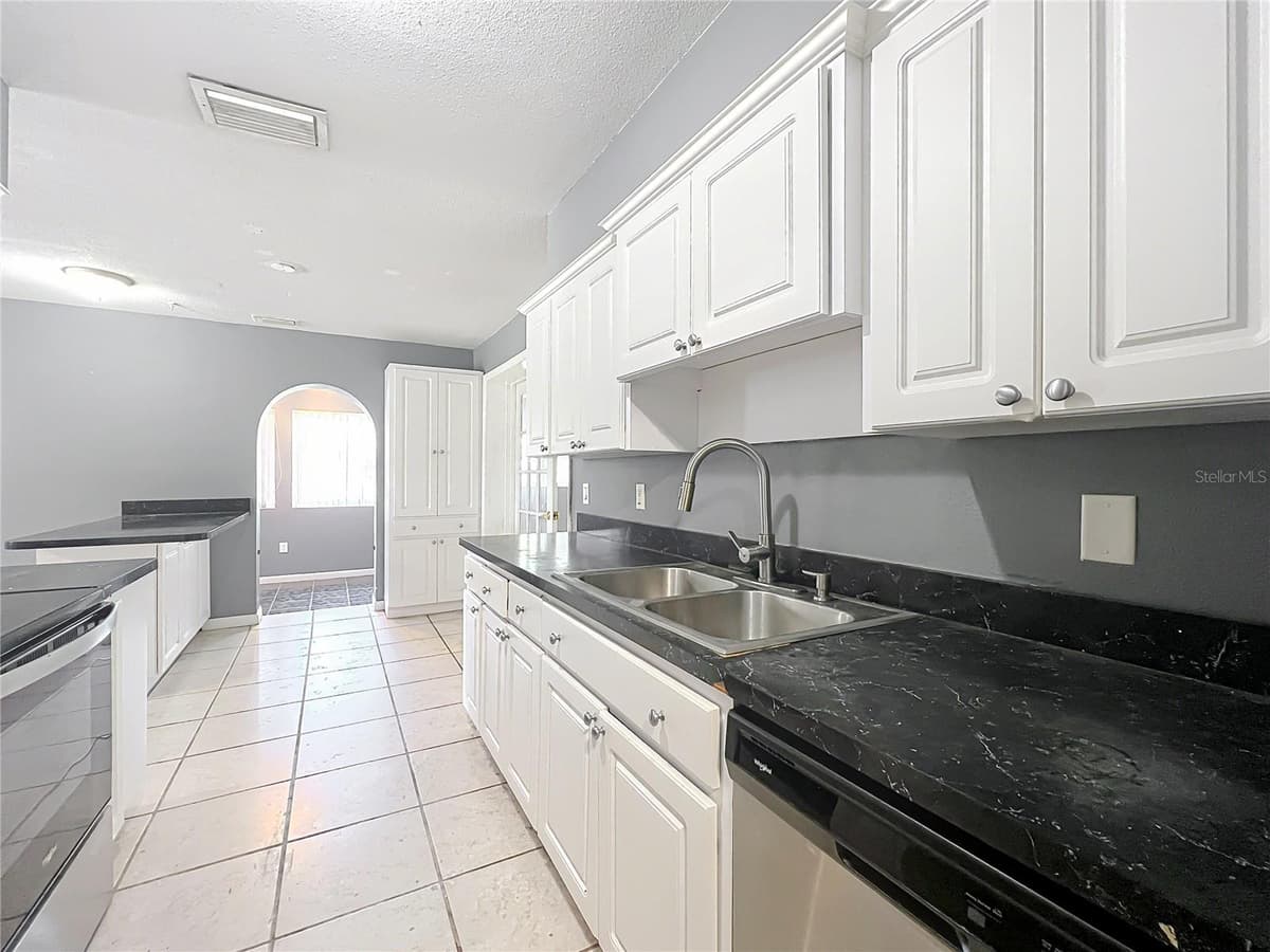 2543 HATHAWAY DRIVE — photo 12 of 27