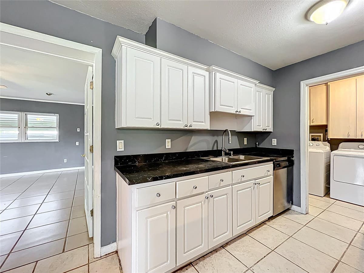 2543 HATHAWAY DRIVE — photo 10 of 27
