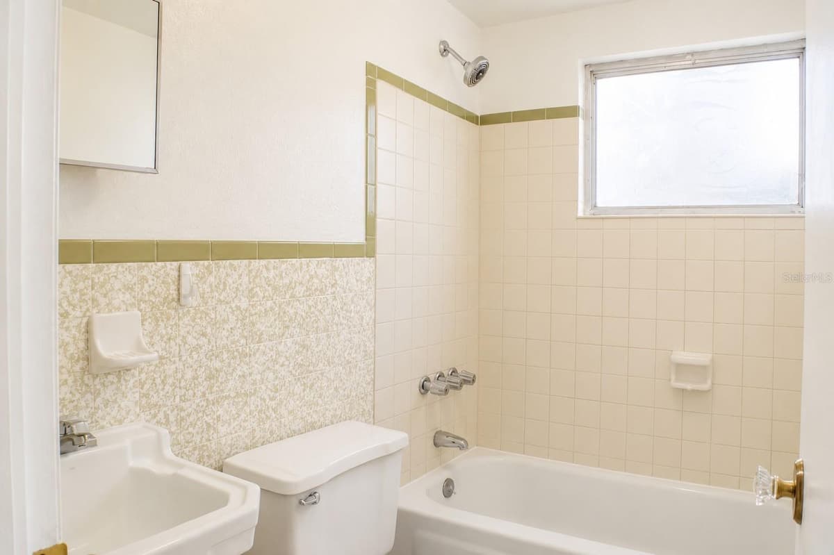 490 JOHN STREET — photo 15 of 29