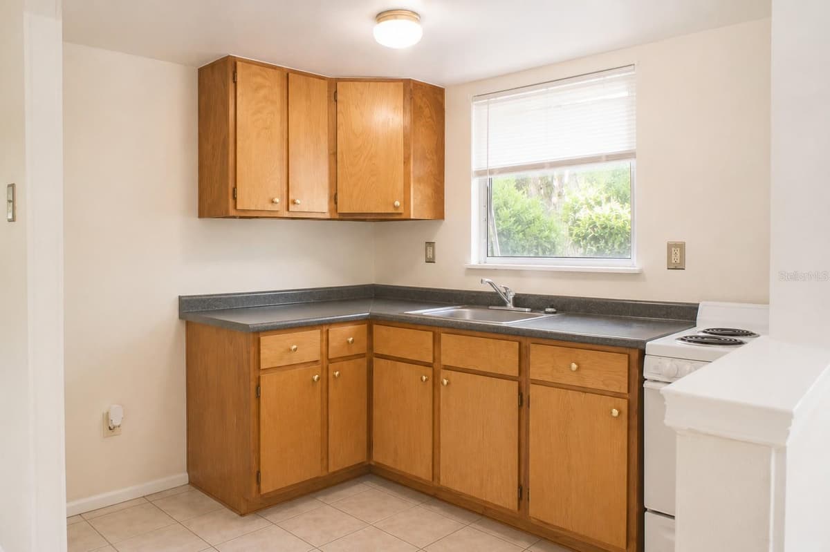 490 JOHN STREET — photo 9 of 29