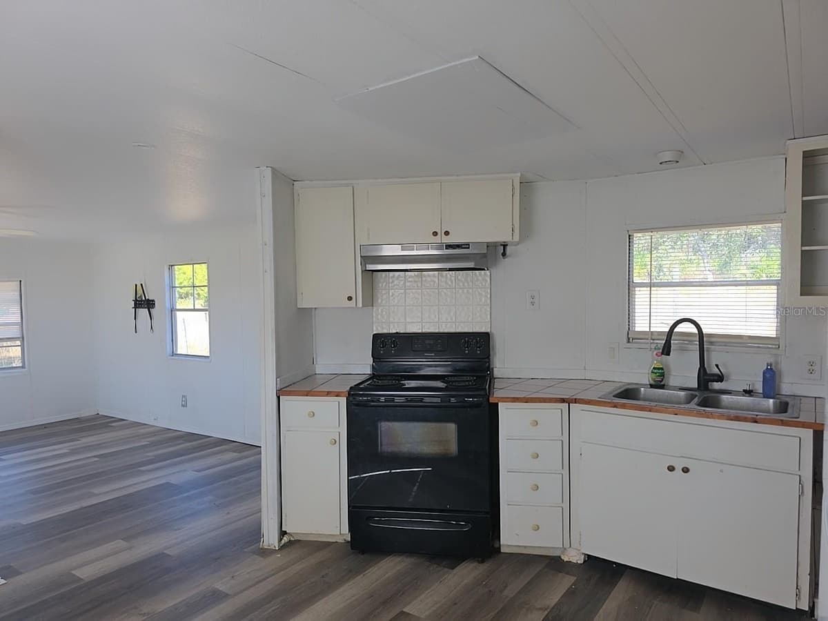 1390 and 1428 NOBLE STREET — photo 8 of 42