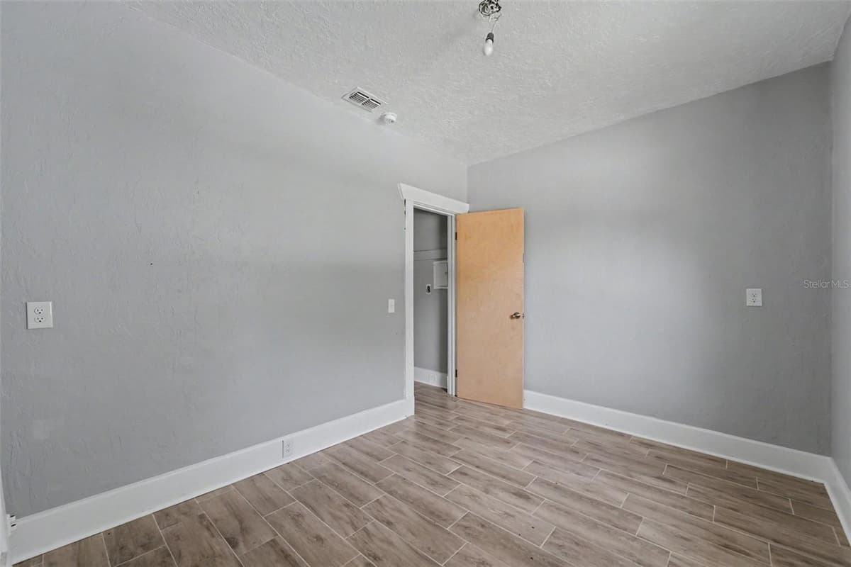 122 GARFIELD AVENUE — photo 7 of 23