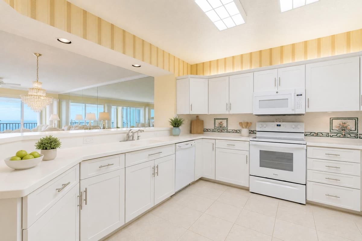 16750 GULF BOULEVARD — photo 9 of 53