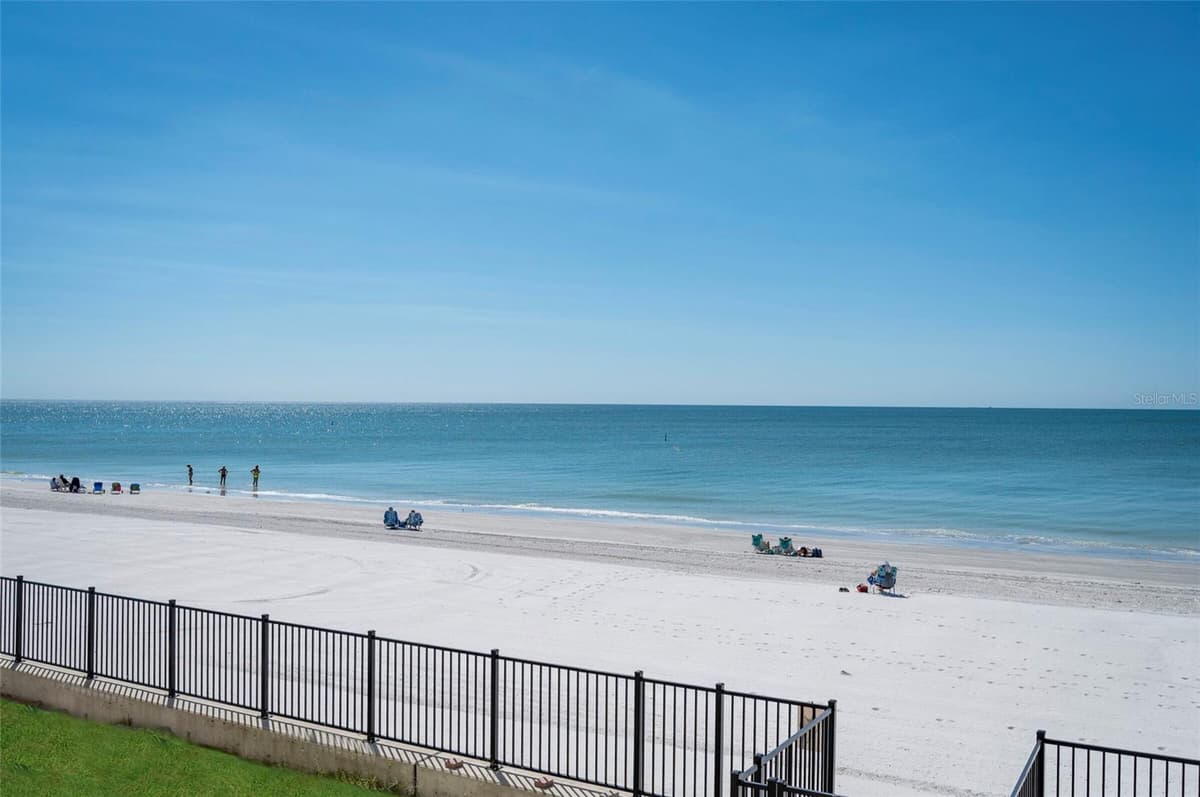 16750 GULF BOULEVARD — photo 16 of 53