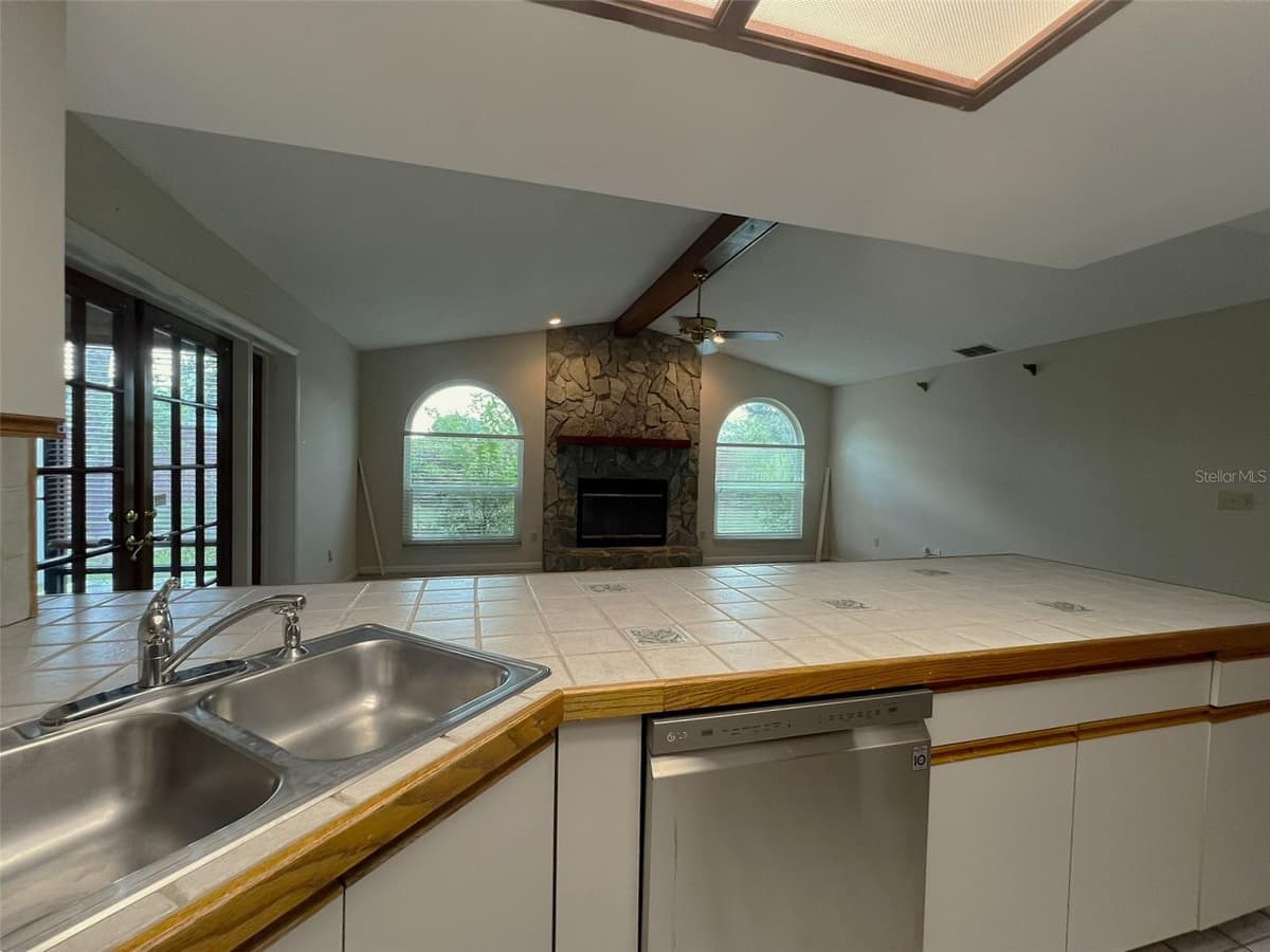 6328 QUEENSWAY DRIVE — photo 11 of 37