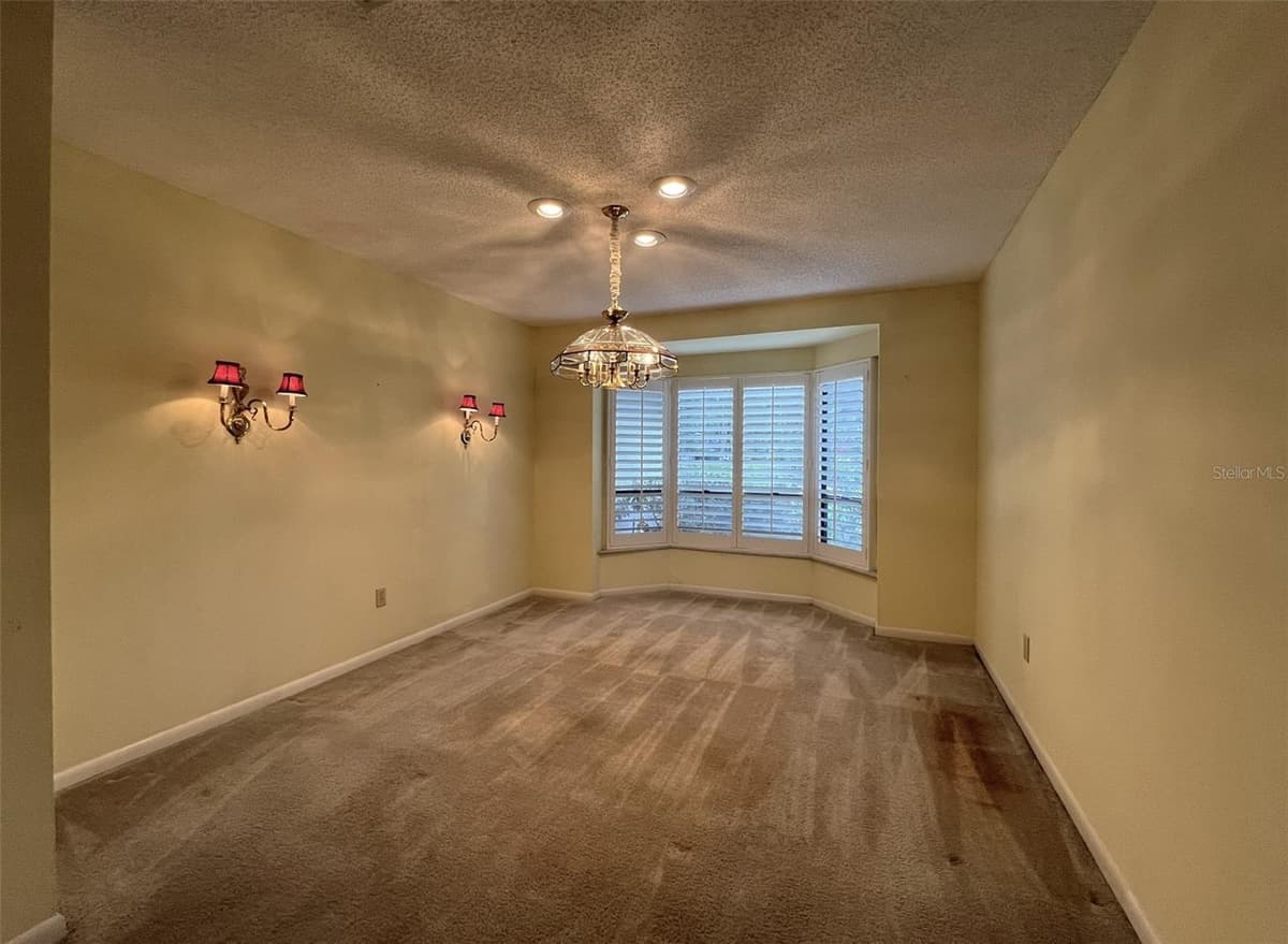 6328 QUEENSWAY DRIVE — photo 5 of 37