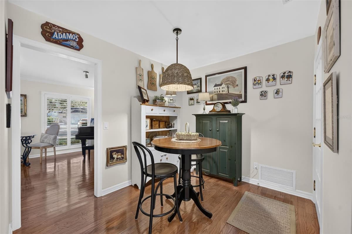 823 WOODS COURT — photo 11 of 38